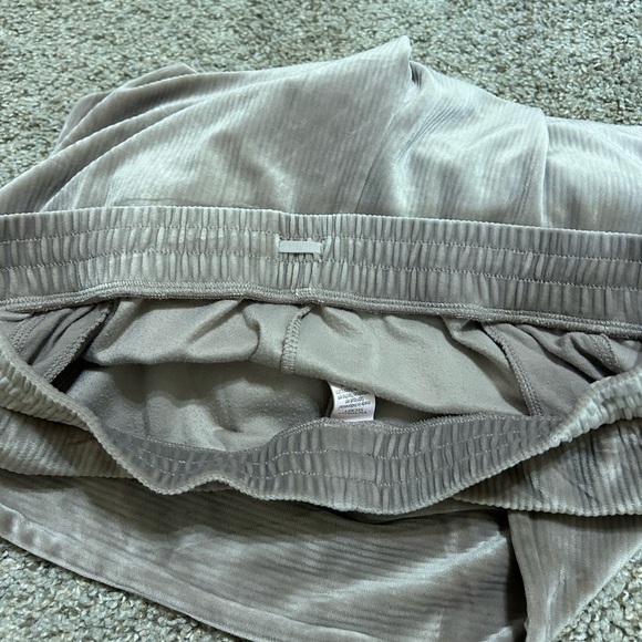 Victoria's Secret TRACKSUIT SET Crew neck & jogger pants VELOUR Size M Beige - Picture 12 of 15